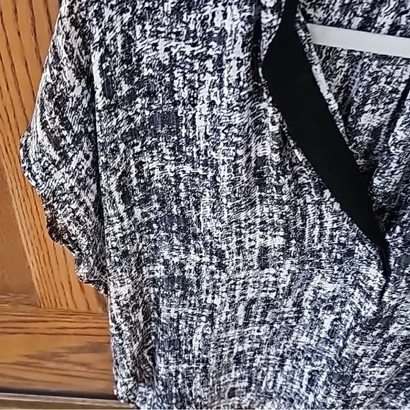 Vince silk dolman sleeve top in black and white - Picture 5 of 10